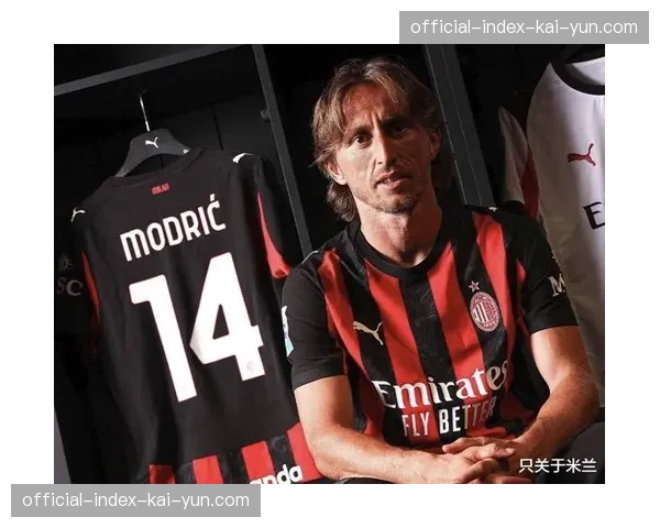 特写：终场哨响，37岁的莫德里奇与克罗斯在中场相拥，庆祝晋级