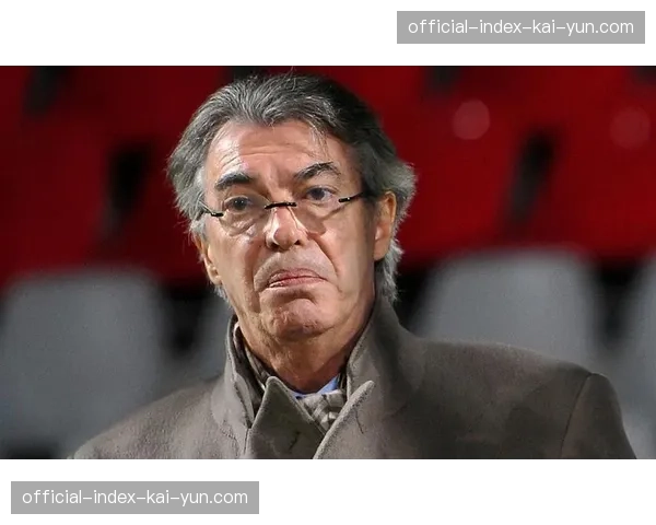 国米北看台球迷在比赛第19分钟集体鼓掌，纪念已故主席马西莫·莫拉蒂