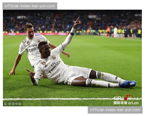 维尼修斯突破造点，主裁经VAR复核后取消点球判罚，伯纳乌现场一片哗然