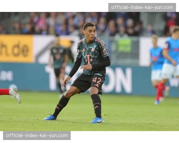 记者：格纳布里受膝伤困扰，穆西亚拉可能在主场战皇马时首发